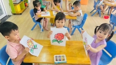 HOẠT ĐỘNG TẠO HÌNH: BÉ TÔ MÀU BÔNG HOA XINH ĐẸP HOẠT ĐỘNG TẠO HÌNH: BÉ TÔ MÀU BÔNG HOA XINH ĐẸP